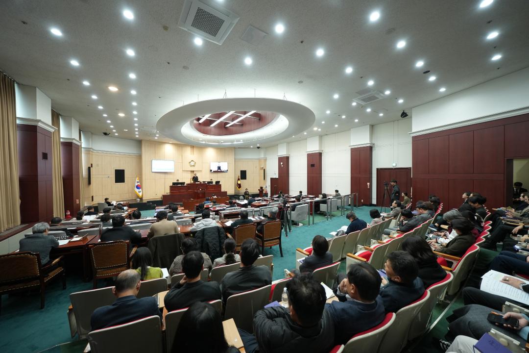 '동대문구의회, 제348회 정례회 폐회' 게시글의 사진(1) '20251219 제348회 정례회 본회의 (204).jpg'