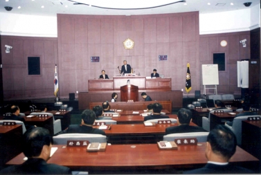 임시회를  진행하는 김승문 의장