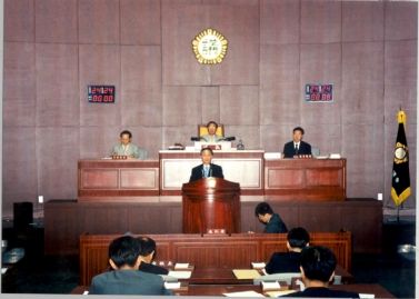 구정 질문에 답변하는 홍사립 구청장
